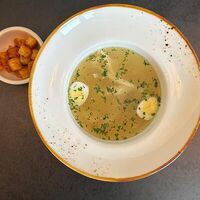 Бульон из цыплёнка с лапшой, гренками и яйцом в Лепила мама