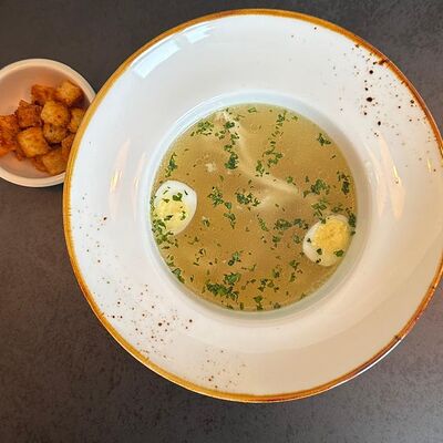 Бульон из цыплёнка с лапшой, гренками и яйцом в Лепила мама по цене 340 ₽