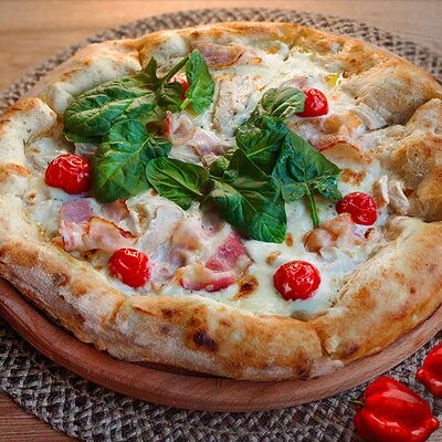 Пицца с курицей и беконом в Дачные сезоны по цене 950 ₽
