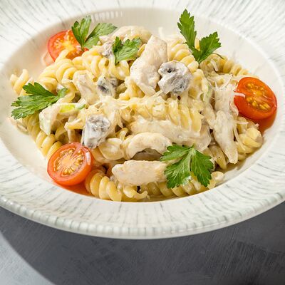 Паста с курицей и грибами в сливочном соусе в Kumpan по цене 590 ₽