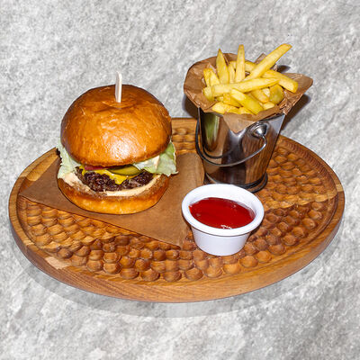 Бургер из мраморной говядины с картофелем фри в Встреча по цене 966 ₽