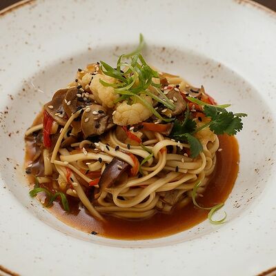 Лапша Удон с мраморной говядиной и овощами в Per Se по цене 650 ₽