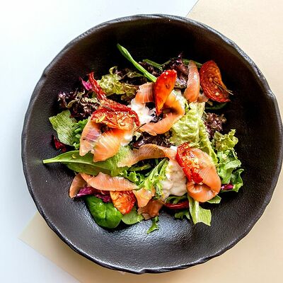 Листья салата с сыром страчателла и лососем в Джульетта по цене 610 ₽