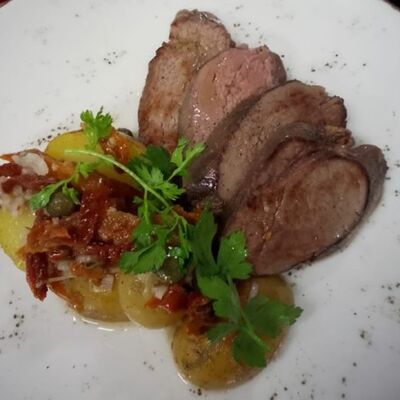 Стейк из говяжьей вырезки сувид с беби-картофелем в La Vida loca по цене 1200 ₽