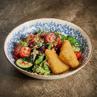 Овощной салат по-грузински с сыром сулугуни в Гранат по цене 490 ₽