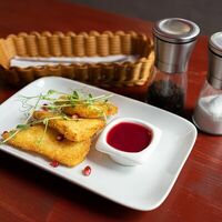 Жареный сулугуни с брусничным соусом в Жара