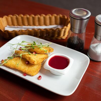 Жареный сулугуни с брусничным соусом в Жара по цене 580 ₽