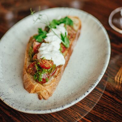 Брускетта с томатами, крымским луком и страчателлой в НА ЛУНЕ по цене 490 ₽