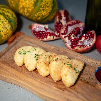 Жареная моцарелла в Пармезан и пури по цене 345 ₽