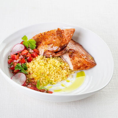 Куриная грудка тандури с кус-кусом и томатной сальсой в Gallery to go по цене 970 ₽