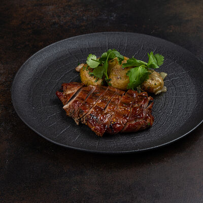 Стейк из свиной шеи в глазури с мятым картофелем в Город детей по цене 800 ₽