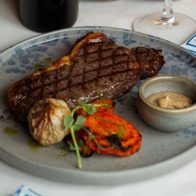 Стейк Стриплойн с печеными овощами и муссом из перечного соуса в Понтиле по цене 1550 ₽