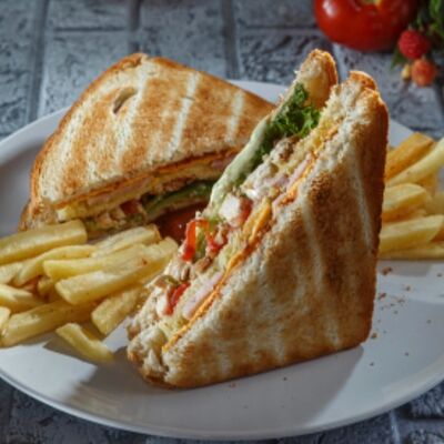Клаб сэндвич с курицей в МангалРум по цене 590 ₽
