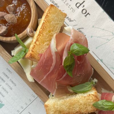Тарелка к вину в Salva dor bistro по цене 790 ₽
