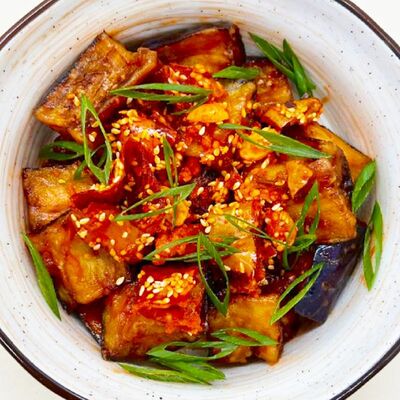 Жареные баклажаны в кисло-сладком соусе в ХО по цене 520 ₽