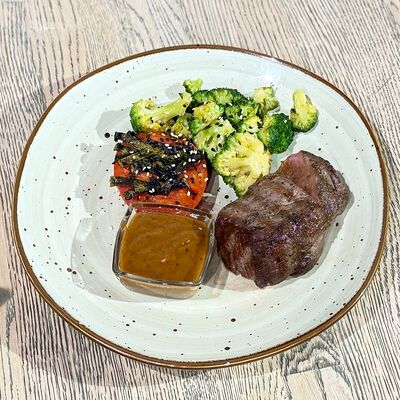 Стейк миньон с томатом нори в Сквер по цене 1450 ₽