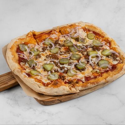 Римская пицца болоньезе с соленым огурчиком в Семейное бистро Монти по цене 890 ₽