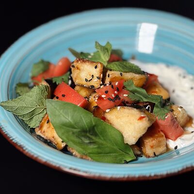 Салат с хрустящими баклажанами в Бобер Выдыхай по цене 550 ₽