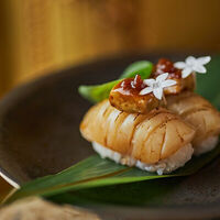 Суши с обожженым гребешком и фуа-гра в Turandot