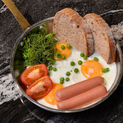 Глазунья с томатами и зеленью в Premium bakery Andre по цене 590 ₽