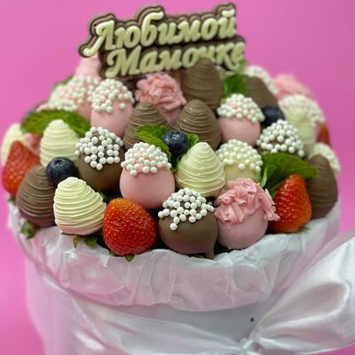 Шляпная коробка с клубникой в шоколаде и топпером из молочного и белого шоколада Я тебя люблю мама в Cosmoberry по цене 6500 ₽