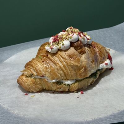 Круассан Люкс Фисташка/малина в Круассан по цене 1000 ₽