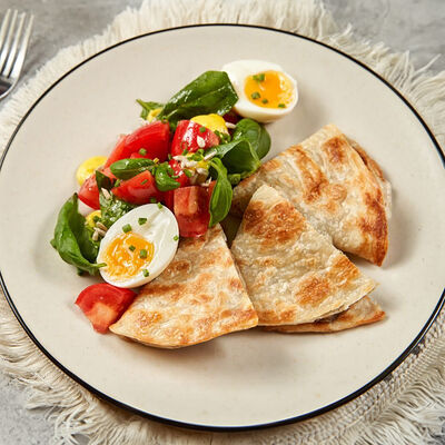 Утренний салат из томатов с сырно-грибной лепешкой в Белок по цене 830 ₽