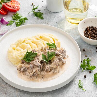 Бефстроганов с картофельным пюре в Магбургер & Братья Караваевы по цене 269