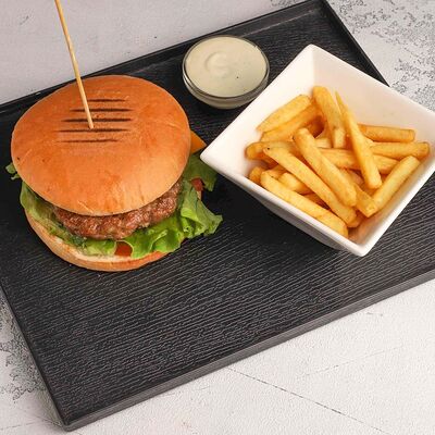 Бургер говяжий, фри и соус в Шашлык от души по цене 640 ₽