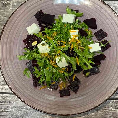 Салат со свеклой, с сыром feta и рукколой в Изюм по цене 330 ₽