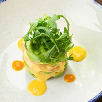 Салат с авокадо и креветками в соусе манго в Bestie