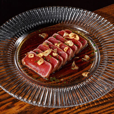 Татаки из тунца с трюфельным понзу в Ezo Izakaya по цене 750 ₽