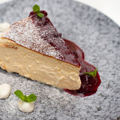 Чизкейк с черной смородиной в Per Se по цене 625 ₽
