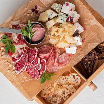 Винный сет в Madame Zhu по цене 1670 ₽