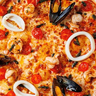 Пицца с морепродуктами в Мясник travel по цене 1100 ₽