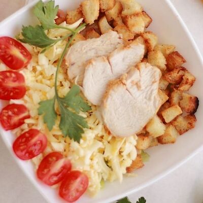 Салат Цезарь с курицей в Pizza Milano по цене 339 ₽