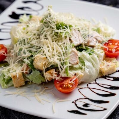 Салат Цезарь с курицей в Самурай по цене 390 ₽