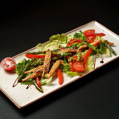 Теплый салат с курицей в Pinta Haus по цене 550 ₽