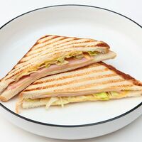 Горячие тосты с ветчиной в Colors Сafe