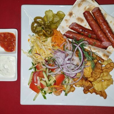 Супер хот-дог на тарелке в Super Кебаб по цене 460 ₽