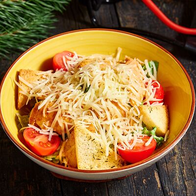 Салат Цезарь с курицей в ЕрмолаевЪ Охота и Рыбалка по цене 450 ₽