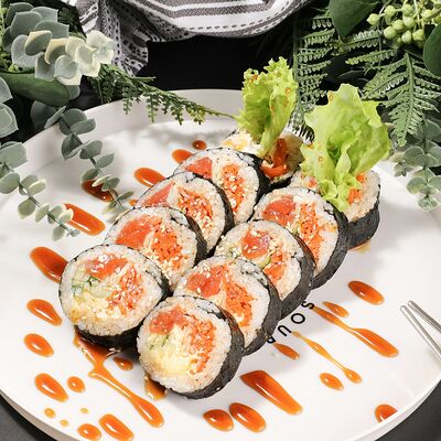 Кимпаб с лососем в Momo Chicken Korean по цене 599 ₽