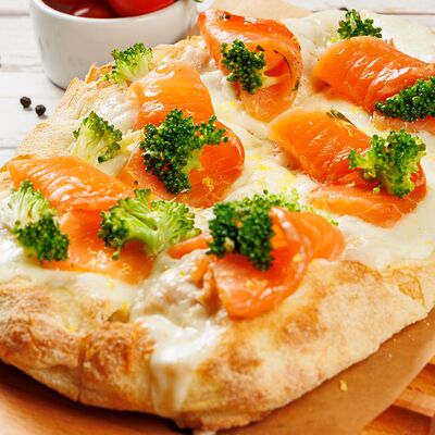 Лосось и брокколи (лосось, брокколи, моцарелла и соус Бешамель) в Al dente по цене 1390 ₽