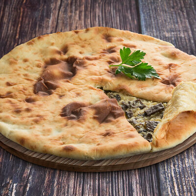 Пирог осетинский с грибами и картофелем в Робинfood по цене 459 ₽