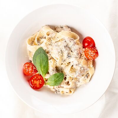 Паста с курицей и грибами в Mojo по цене 470 ₽