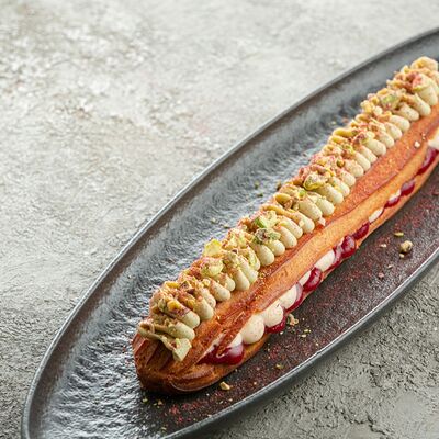 Эклер с заварным кремом, малиной, фисташковый ганаш в Склад 22 по цене 490