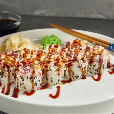 Ролл с крабом, унаги и авокадо в Гастробар DOM по цене 790