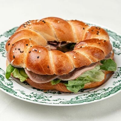 Калач с языком и печеным перцем в Кафе Калачи по цене 550 ₽