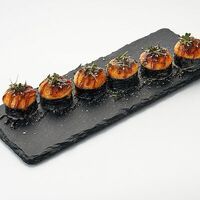 Запеченный ролл с копченым лососем и снежным крабомв Che cafe