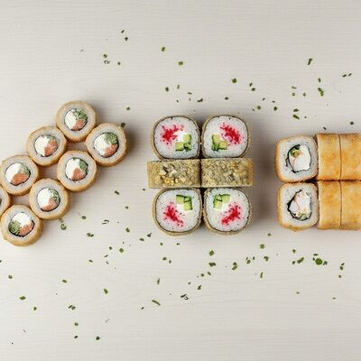 Горячий в Rolls & burgers по цене 930 ₽